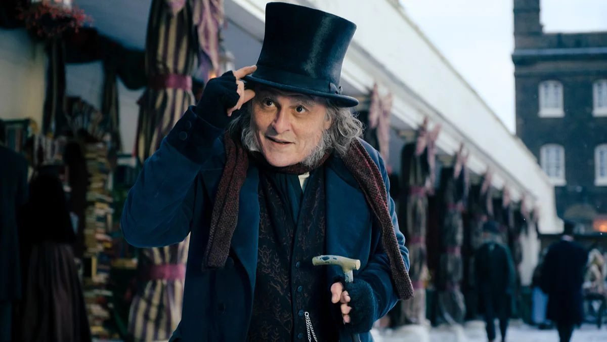 Johnny Depp a dat lovitura la Comic-Con venind costumat Scrooge și dezvăluind trailerul comediei Ebenezer