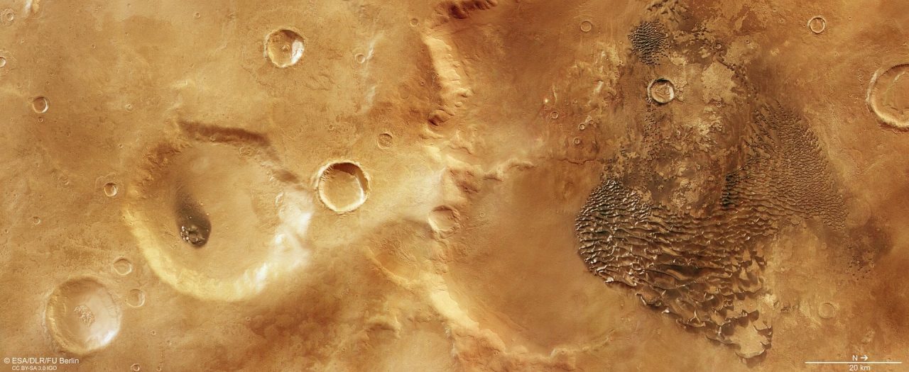 Mars Express a prins cum gerul și nisipul creează valuri metalice într-un crater antic