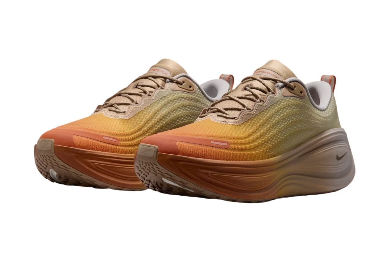 Nike Vomero Plus dă tonul cu un upper kaki mânjit de un degradeu portocaliu topit