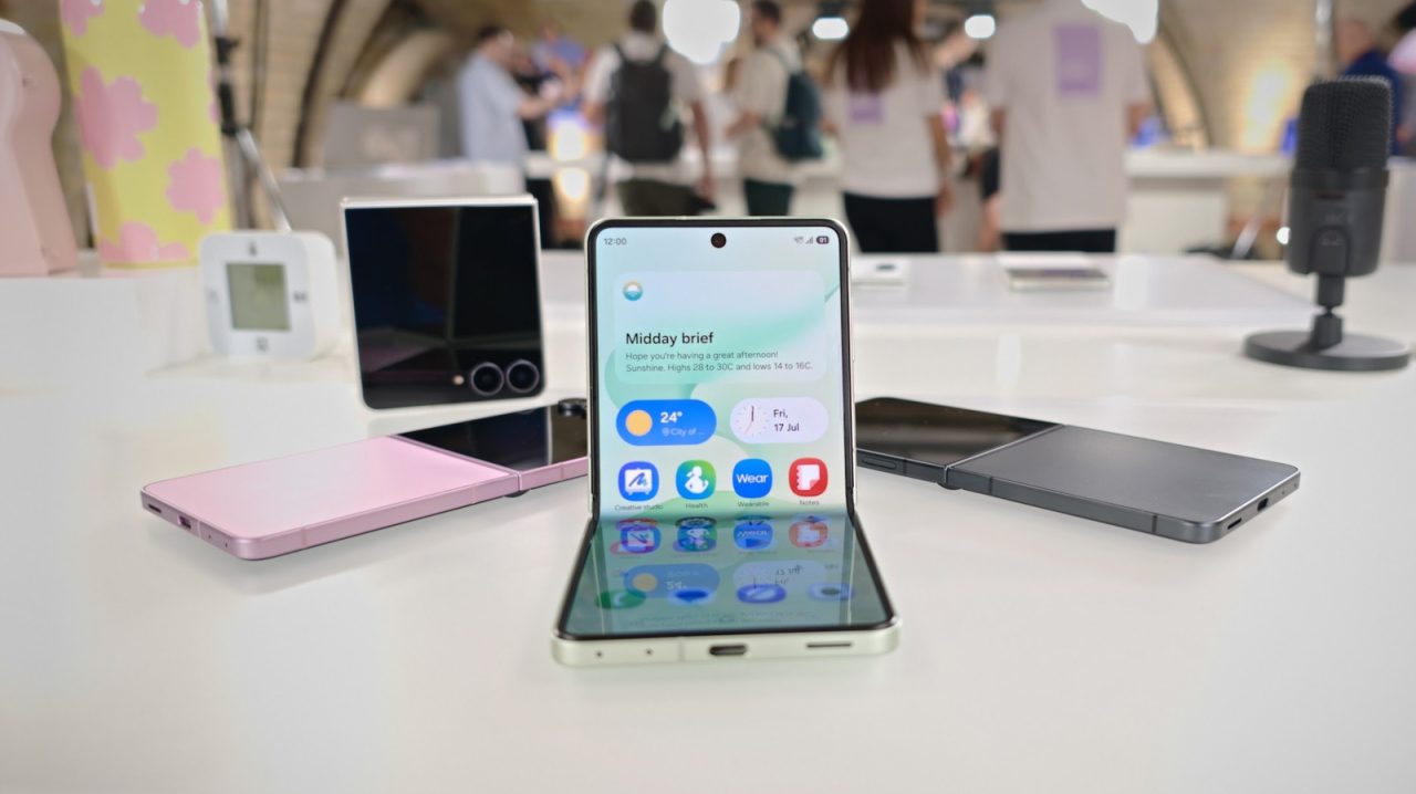 Noul Samsung flip a primit un ecran exterior smart, rulează aplicații și AI în sfârșit