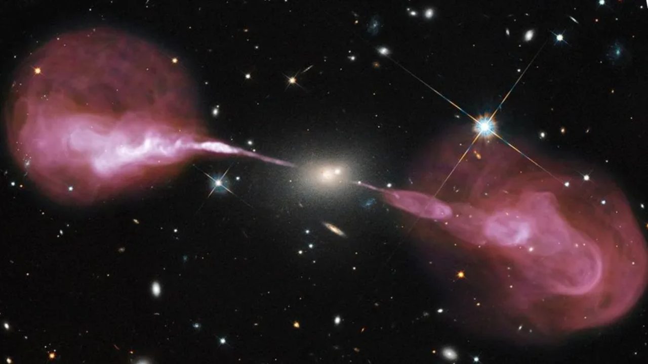 Galaxiile radio în declin arată ce se întâmplă când o gaură neagră supermasivă se oprește