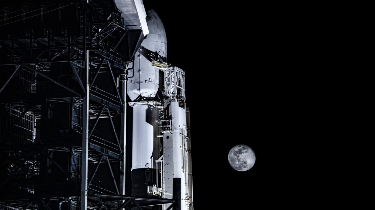 Racheta SpaceX rătăcită a lovit Luna cu un bang cosmic, lăsând un crater fresh