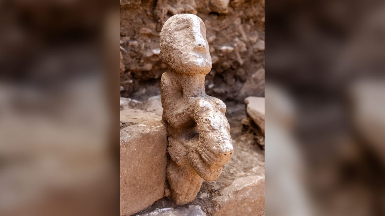 Statuie de 11.000 de ani din cea mai veche așezare cu om așezat pe leopard