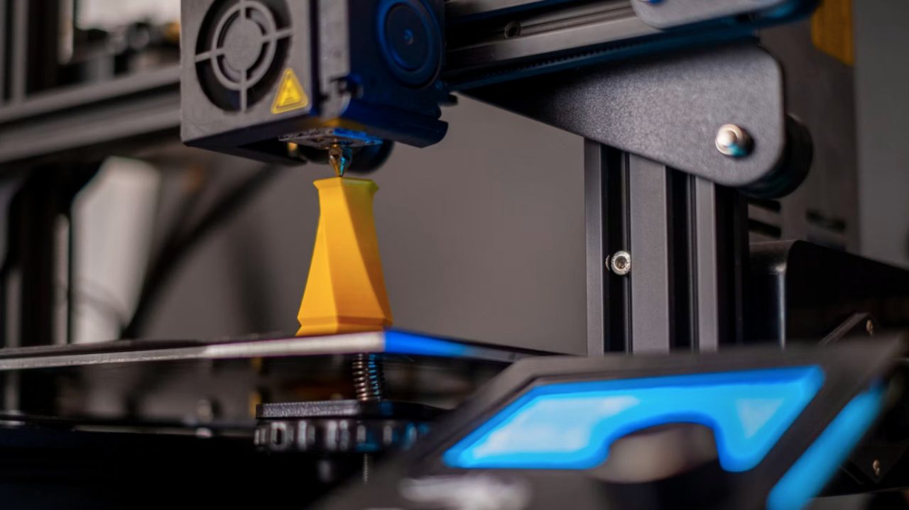 Merită încă o imprimantă 3D în 2026? Află cui îi prinde bine