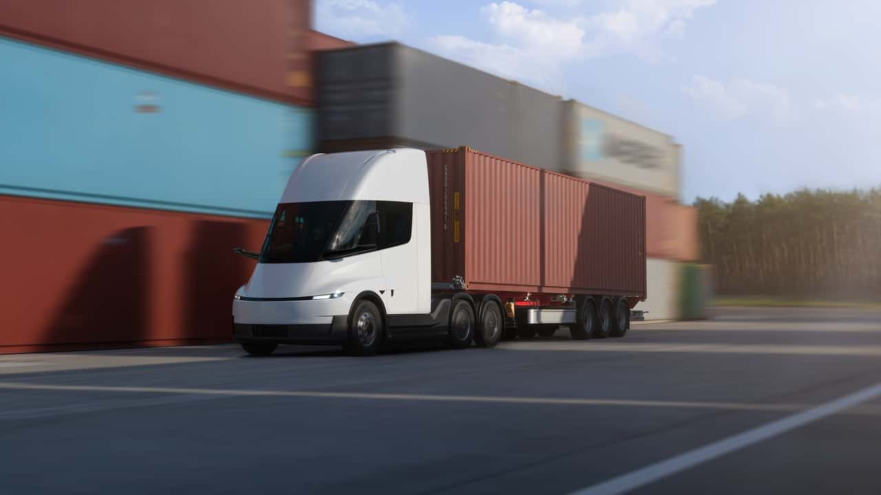Tesla Semi ajunge în Europa cu 550 km autonomie și încărcare rapidă în jumătate de oră