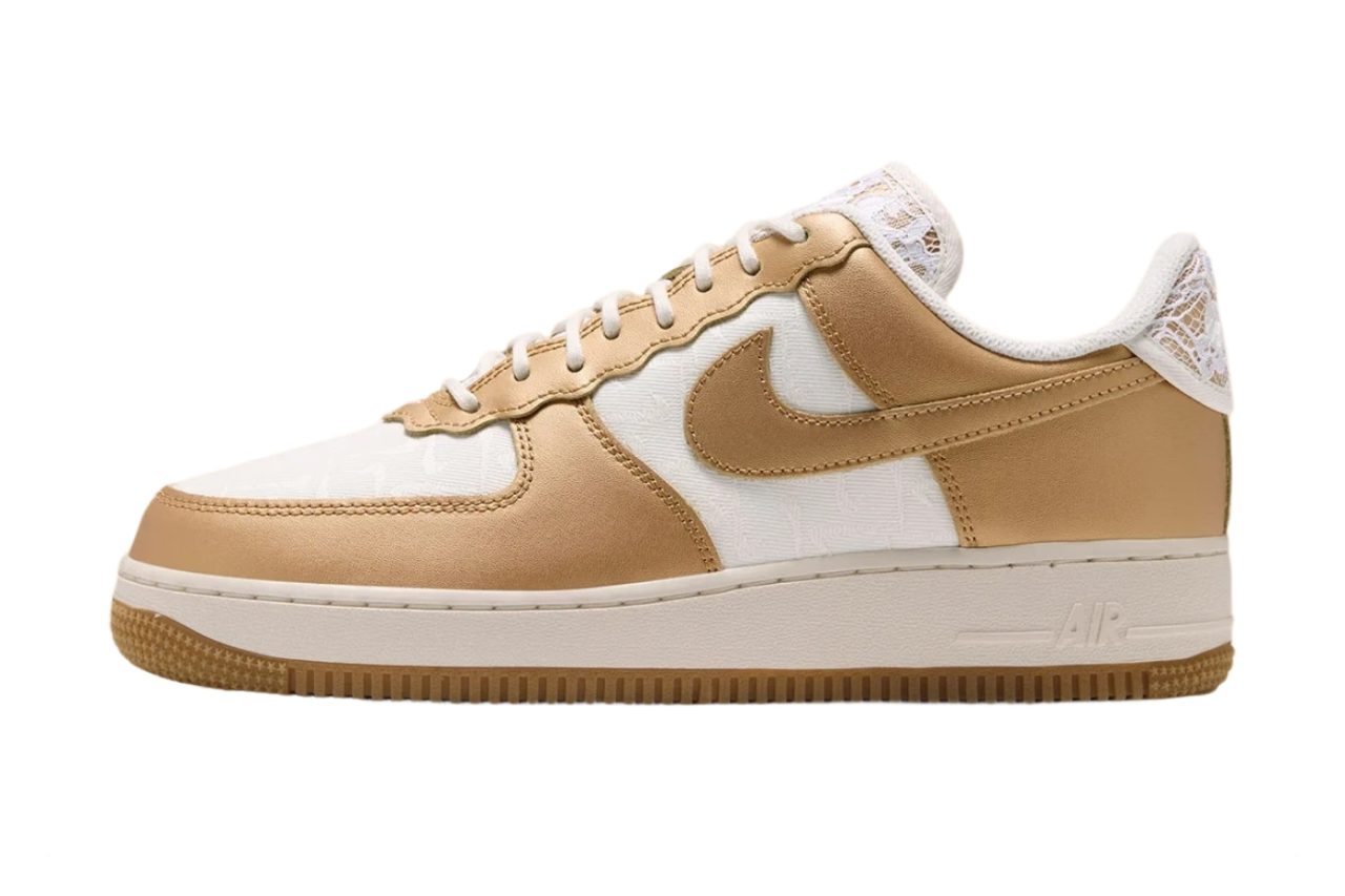 Nike Air Force 1 Low Lace Metallic Gold înlocuiește pielea cu textură țesută și broderie florală